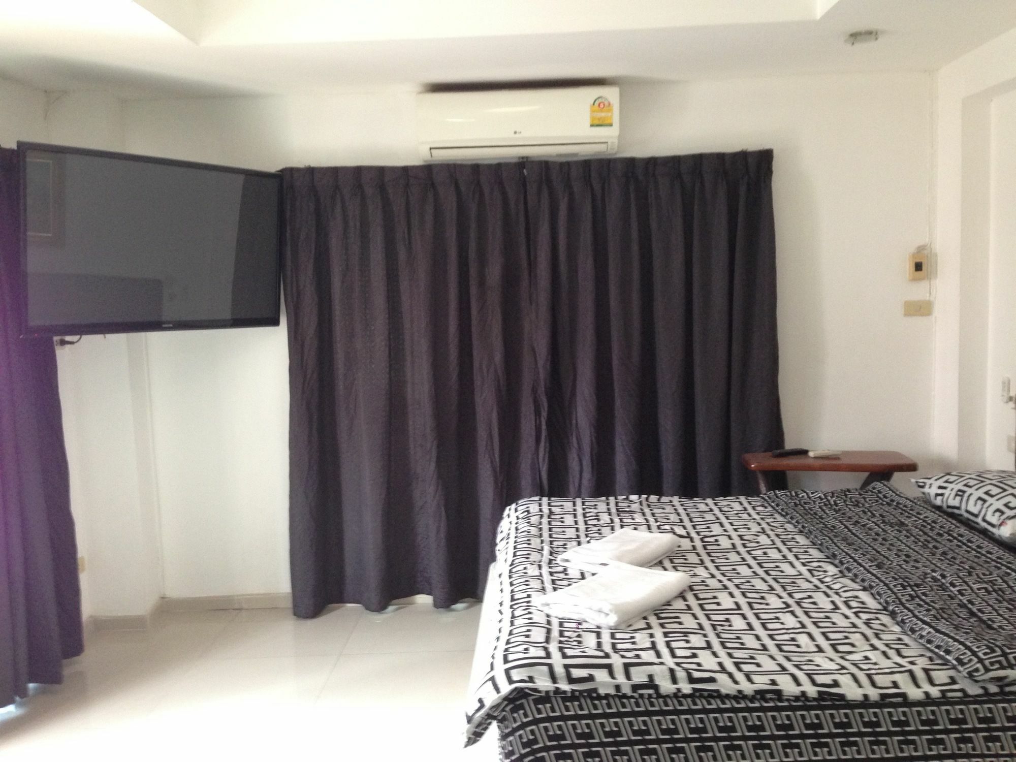 Piza 24 Guesthouse Паттая Екстер'єр фото